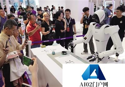大模型“点睛” 人形机器人加速“进化”
