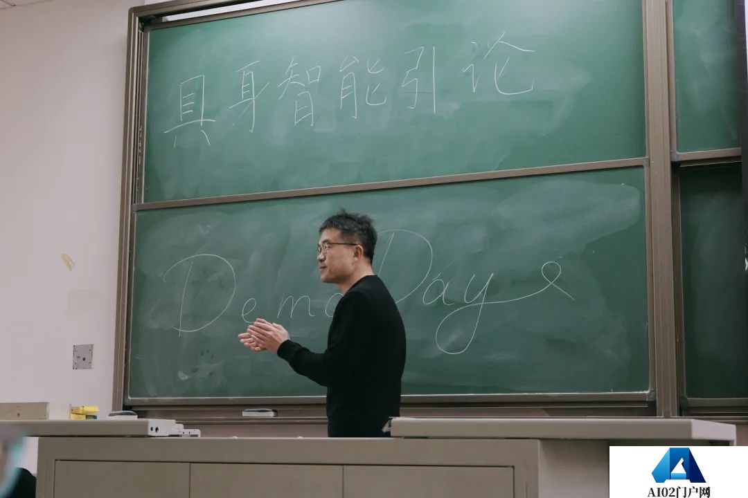 2024年秋季学期最后一节AI课，80多位复旦同学人手一个机器人 