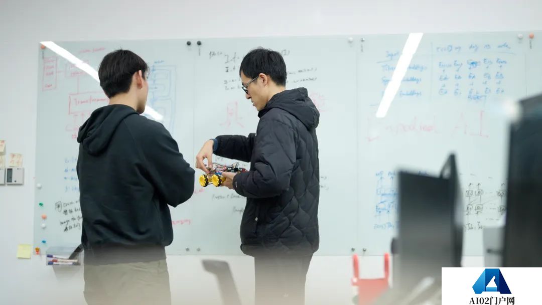 2024年秋季学期最后一节AI课，80多位复旦同学人手一个机器人 