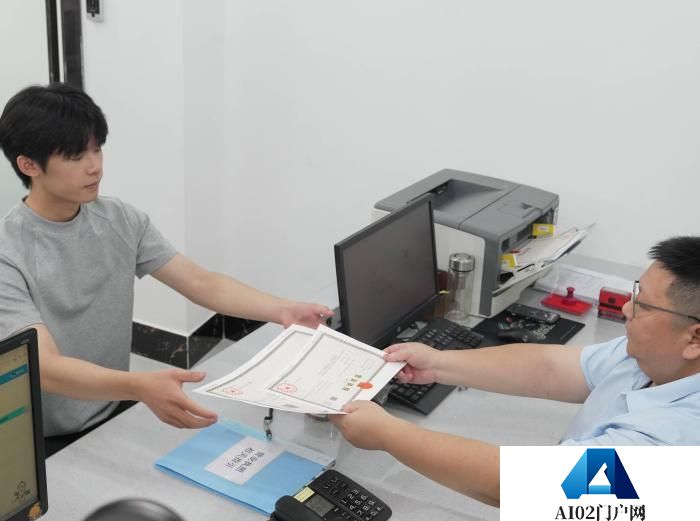 广州首张个体工商户“AI帮办”营业执照发出