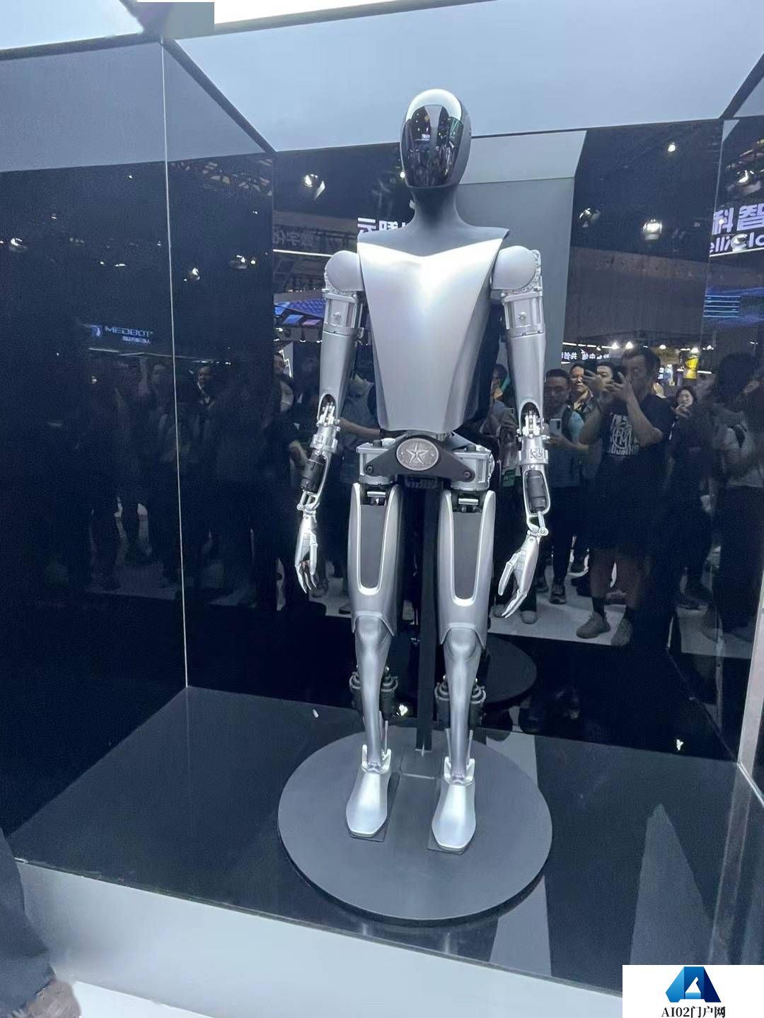 马斯克：中国 AI 会很强，年底或实现自动驾驶