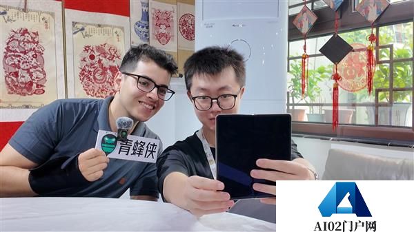 荣耀MagicV5闪耀世界青年和平大会以AI科技架起跨国对话桥梁