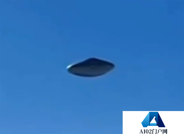 这次终于看清了美乘客疑拍到超清晰UFO：突然喷气后消失网友质疑AI生成