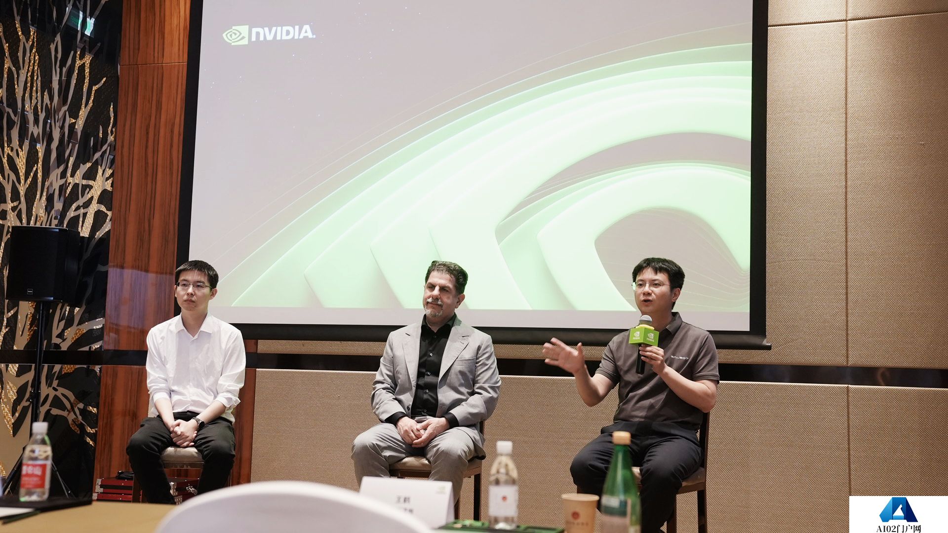 王兴兴、银河通用王鹤与英伟达高管罕见同框：未来十年人形机器人产值将超千亿