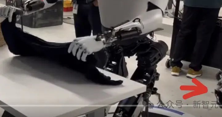 马斯克机器人叠衬衫大翻车？手指灵活如人类，却被曝远程遥控