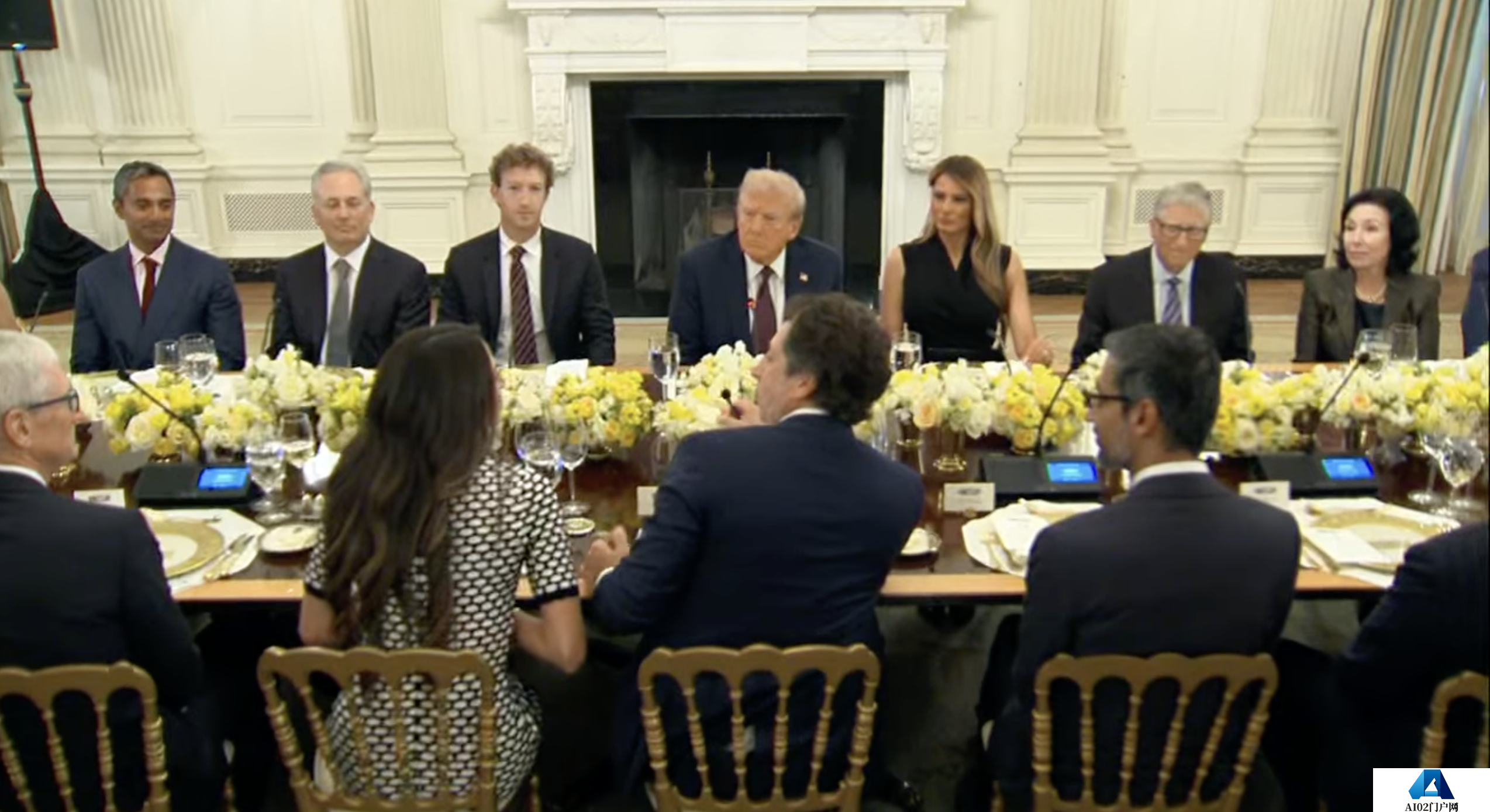 特朗普与比尔盖茨、库克等共进晚餐，重申将对中国等征收可观的芯片关税